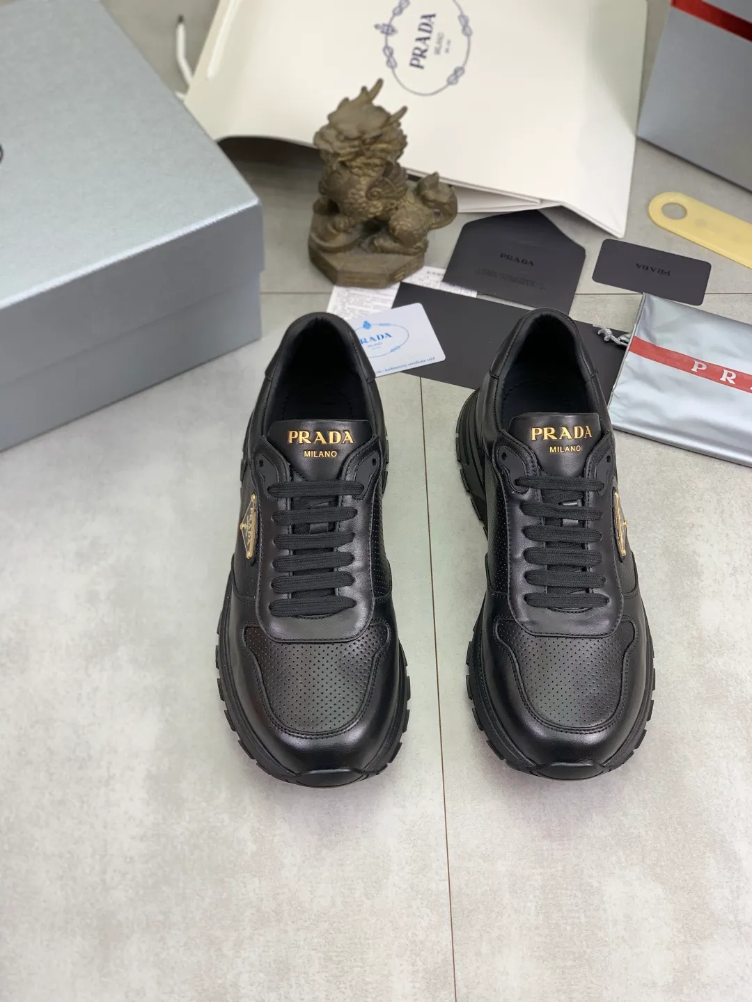 Men's shoes 💰P580💰 [New style] High version official website popular models are on the market, 🆘 Trendy brand (Prada) mainly promotes popular models, avant-garde and versatile fashion men's shoes private version mold opening, cowhide surface splicing 1:1.. Fashionable and simple, original imported cowhide lining cowhide feet; the atmosphere and personality are more fashionable, eye-catching and pursuing class. It will subvert the old idea and be a must-have for fashion trendsetters with you! Must keep it for yourself! Tall and comfortable, large and low, high-end quality workmanship. Size: 38-45; 5️⃣ colors available.
